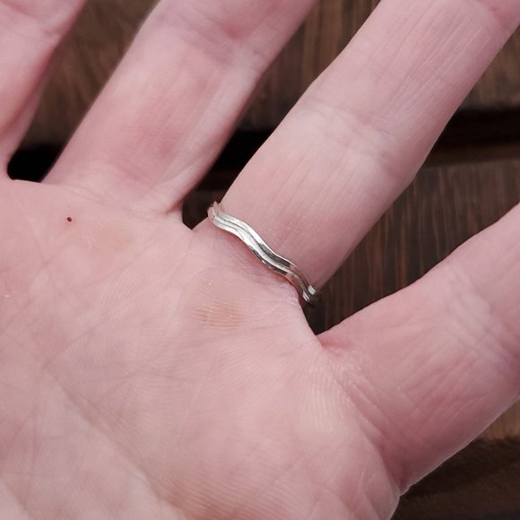 Size 6.5 925 Sterling Silver Wavy Line In The Middle Ring - Picture 3 of 7